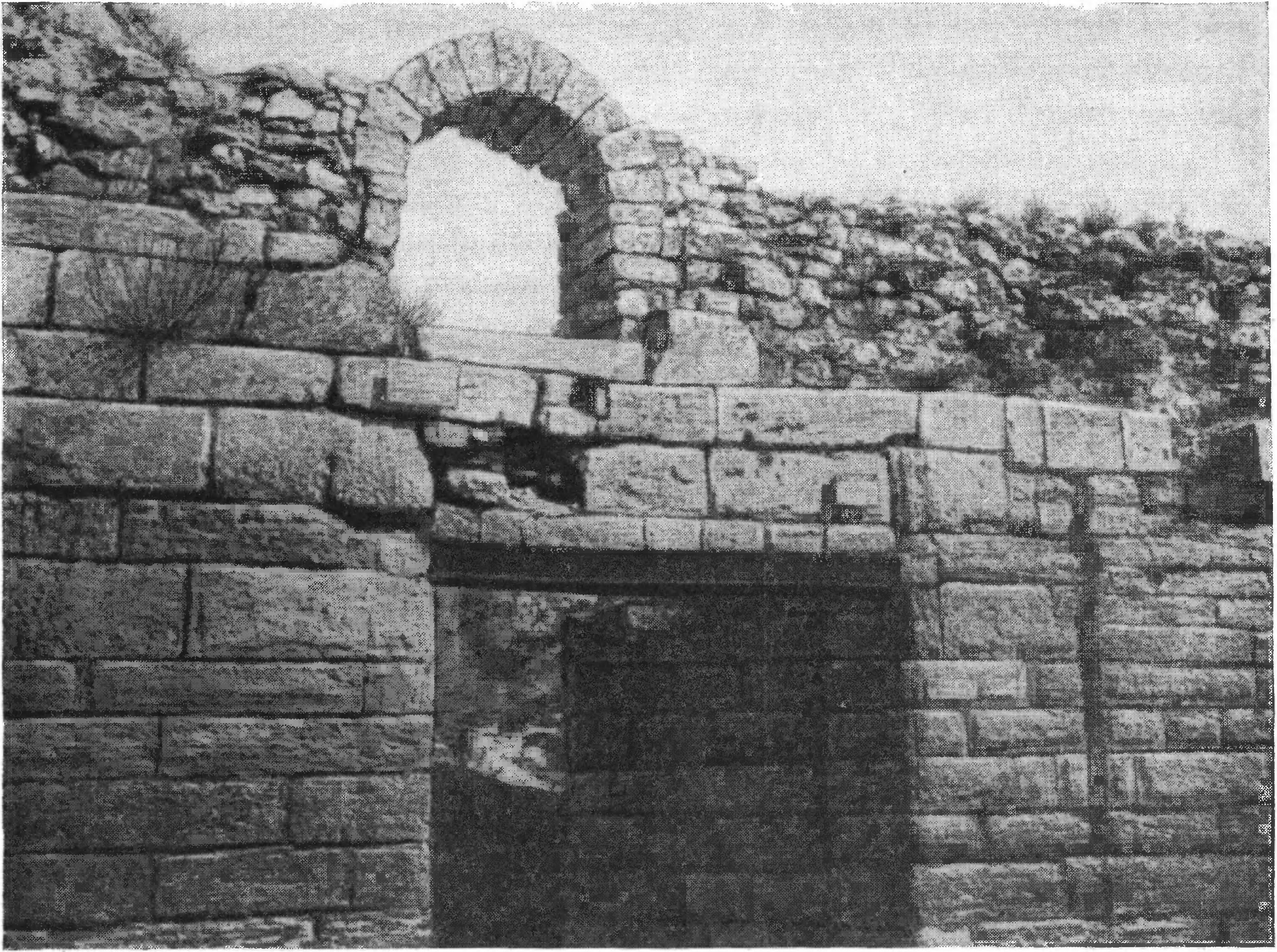 30. Крепостные ворота Херсонеса III в. до н. э. (над ними вылазная калитка римского времени) 30. Крепостные ворота Херсонеса III в. до н. э. (над ними вылазная калитка римского времени)