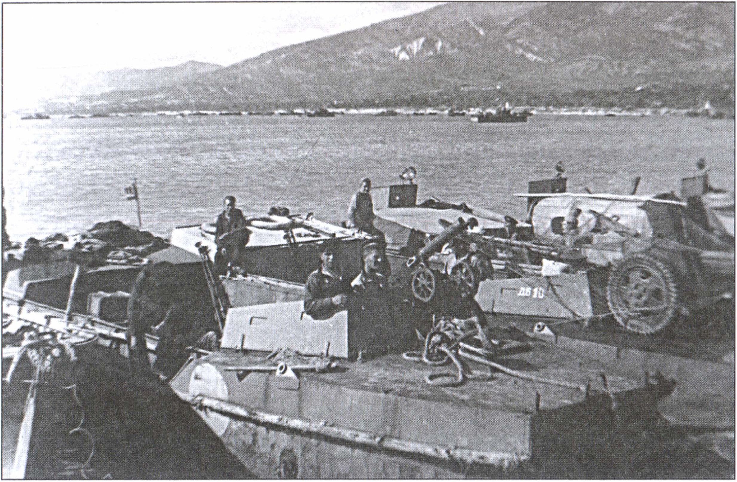 Десантные боты перед Новороссийской операцией, сентябрь 1943 года. Созданные для речных переправ, боты проекта 165 имели малую мореходность — но, за неимением лучшего, широко использовались в роли высадочных средств. Большинство имевшихся к концу октября 1943 года десантных ботов погибли за считанные дни Десантные боты перед Новороссийской операцией, сентябрь 1943 года. Созданные для речных переправ, боты проекта 165 имели малую мореходность — но, за неимением лучшего, широко использовались в роли высадочных средств. Большинство имевшихся к концу октября 1943 года десантных ботов погибли за считанные дни