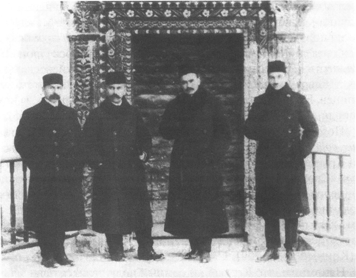 Первые лидеры свободного народа на фоне Железной двери Хан-сарая. Слева направо: Сеит Джелил Хаттатов, Асан Сабри Айвазов, Нуман Челеби Джихан, Джафер Сейдамет. Фото из коллекции издательства «Тезис» Первые лидеры свободного народа на фоне Железной двери Хан-сарая. Слева направо: Сеит Джелил Хаттатов, Асан Сабри Айвазов, Нуман Челеби Джихан, Джафер Сейдамет. Фото из коллекции издательства «Тезис»