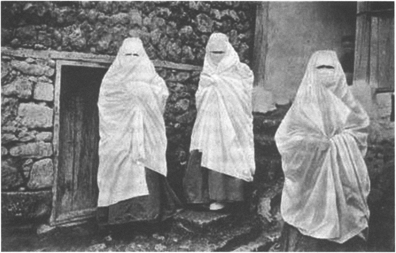 Женщины у типичной для старого Бахчисарая калитки в стене. Фото начала XX в. Из коллекции музея Ларишес Женщины у типичной для старого Бахчисарая калитки в стене. Фото начала XX в. Из коллекции музея Ларишес