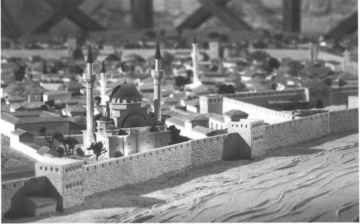 Средневековая крепостная стена Гёзлёва со стороны моря. Хан-Джами. Макет Одун-базар-капусы. Фото Леньяры Абибулаевой Средневековая крепостная стена Гёзлёва со стороны моря. Хан-Джами. Макет Одун-базар-капусы. Фото Леньяры Абибулаевой