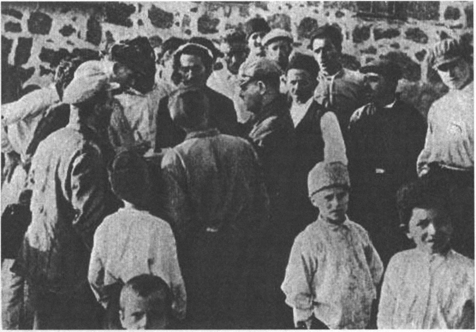 Вели Ибраимов (предположительно) в центре справа. Из коллекции музея Ларишес Вели Ибраимов (предположительно) в центре справа. Из коллекции музея Ларишес