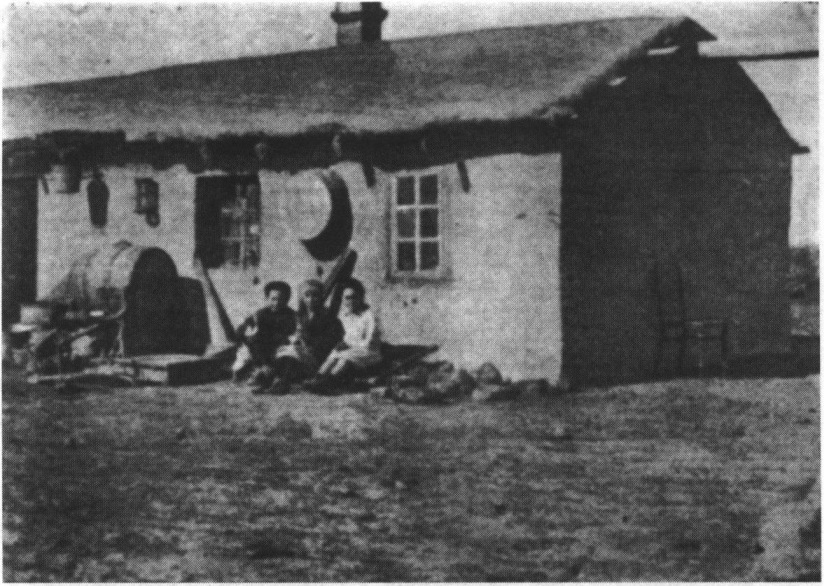 Домик еврейских переселенцев. Степная часть Крыма. Фото из: Весь Крым, 1926 Домик еврейских переселенцев. Степная часть Крыма. Фото из: Весь Крым, 1926