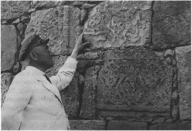 Осман Акчокраклы у стены, сложенной из камня разрушенных старинных зданий. Автор снимка неизвестен Осман Акчокраклы у стены, сложенной из камня разрушенных старинных зданий. Автор снимка неизвестен