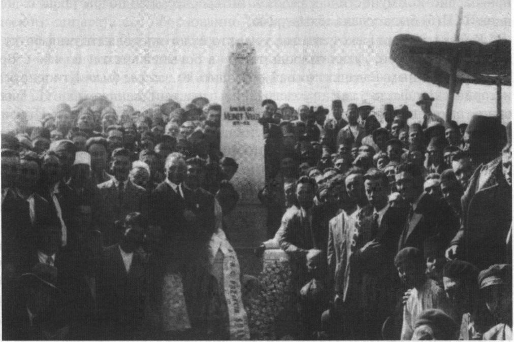 Установка памятника на могиле крымского поэта Мемета Ниязи. Добруджа, г. Меджидие, 1935. Из коллекции издательства «Тезис» Установка памятника на могиле крымского поэта Мемета Ниязи. Добруджа, г. Меджидие, 1935. Из коллекции издательства «Тезис»