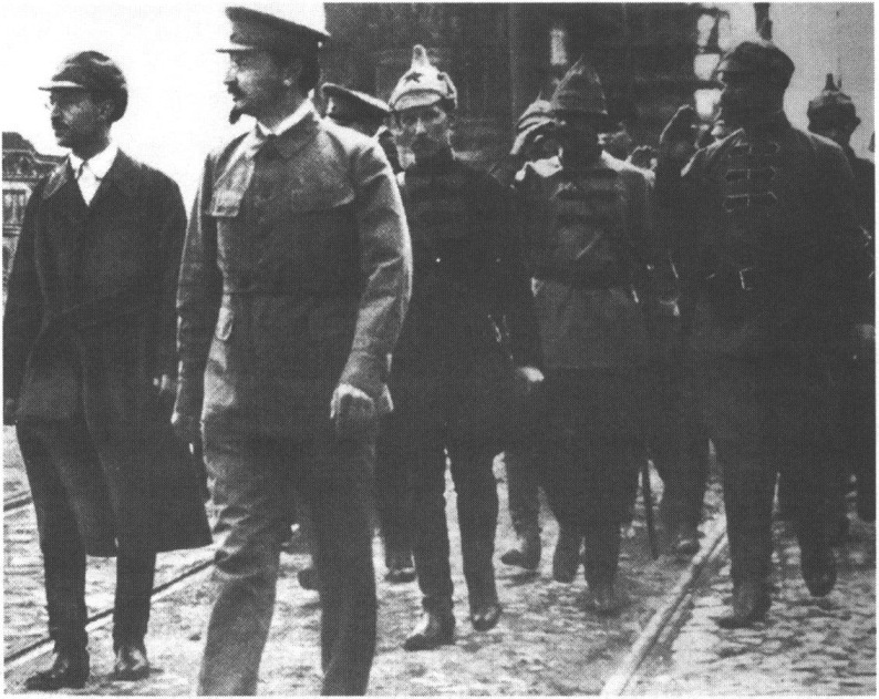 Во главе парада на Красной площади 1921 г. Л. Троцкий — большевистский лидер, приведший красных к победе в Гражданской войне Во главе парада на Красной площади 1921 г. Л. Троцкий — большевистский лидер, приведший красных к победе в Гражданской войне
