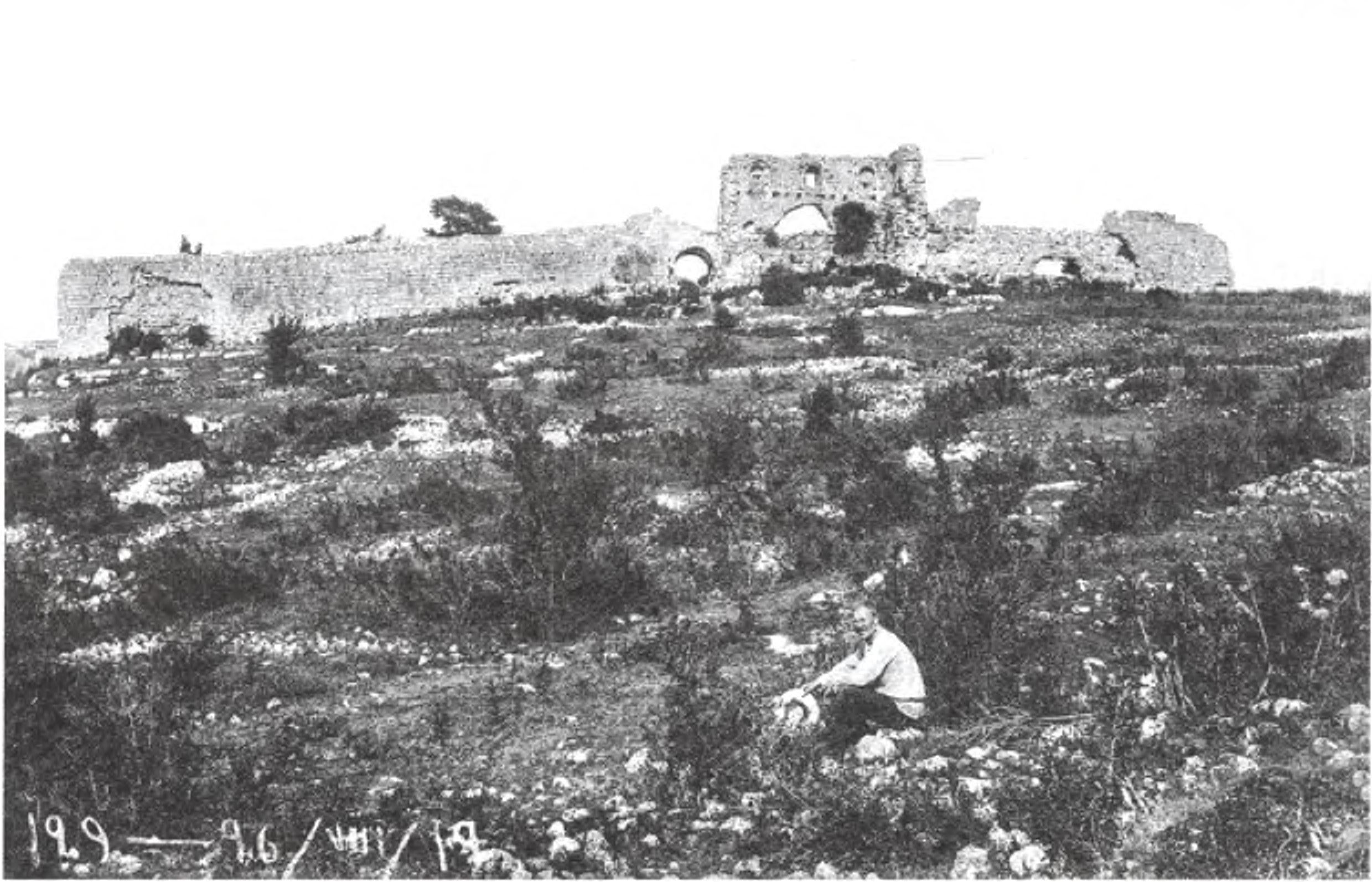 Цитадель на мысе Тешкли-Бурун (Мангуп). Фото 1912 года из архива Херсонесского заповедника Цитадель на мысе Тешкли-Бурун (Мангуп). Фото 1912 года из архива Херсонесского заповедника