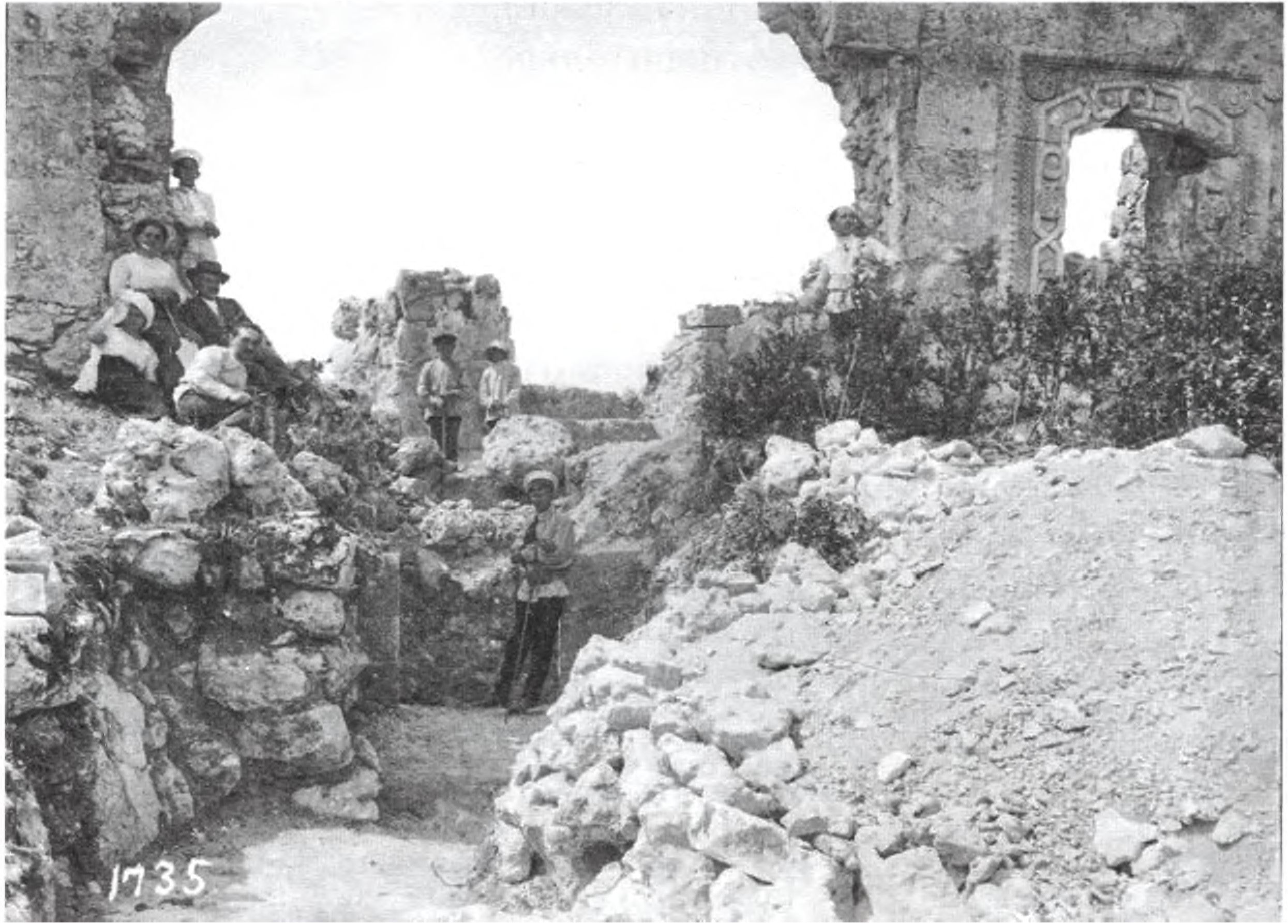 Раскопки донжона цитадели на мысе Тешкли-Бурун 1912—1914 годов. Фото из архива Херсонесского заповедника Раскопки донжона цитадели на мысе Тешкли-Бурун 1912—1914 годов. Фото из архива Херсонесского заповедника