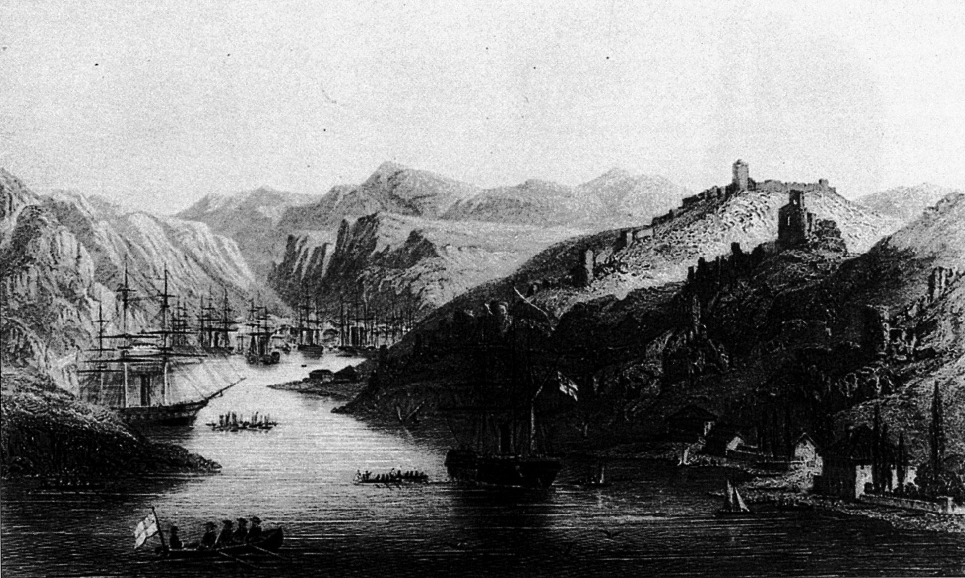 Гавань Балаклавы. Изображение относится к 1855 г., когда причалы претерпели заметное улучшение. Обратите внимание на узкоколейную железную дорогу, пролегающую вдоль набережной. Ветка, по которой доставлялись предметы снабжения для войск на позициях под Севастополем, сооружалась по заказу военных гражданским подрядчиком. (Сандхерст) Гавань Балаклавы. Изображение относится к 1855 г., когда причалы претерпели заметное улучшение. Обратите внимание на узкоколейную железную дорогу, пролегающую вдоль набережной. Ветка, по которой доставлялись предметы снабжения для войск на позициях под Севастополем, сооружалась по заказу военных гражданским подрядчиком. (Сандхерст)