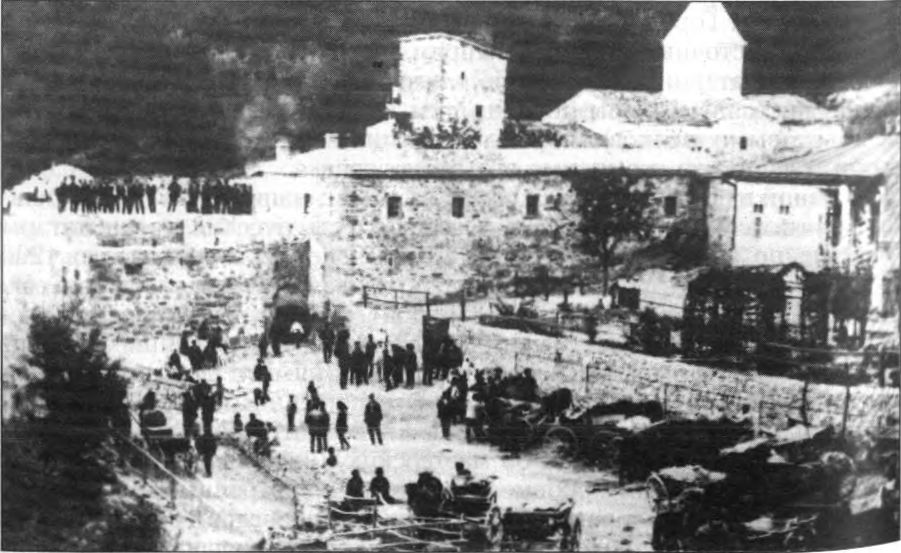 Паломники на храмовом празднике у монастыря Сурб-Хач. Фото 1926 г. Паломники на храмовом празднике у монастыря Сурб-Хач. Фото 1926 г.