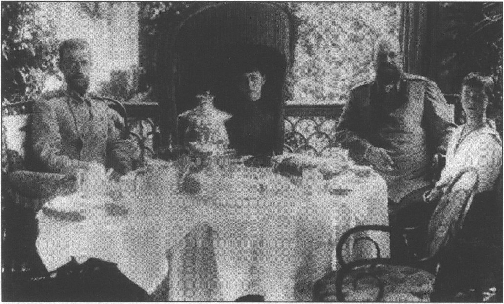 В Ливадии (слева направо): великий князь Сергей Александрович, великая княгиня Елизавета Федоровна, император Александр III и великий князь Михаил Александрович. Ливадия. 1890 г. В Ливадии (слева направо): великий князь Сергей Александрович, великая княгиня Елизавета Федоровна, император Александр III и великий князь Михаил Александрович. Ливадия. 1890 г.