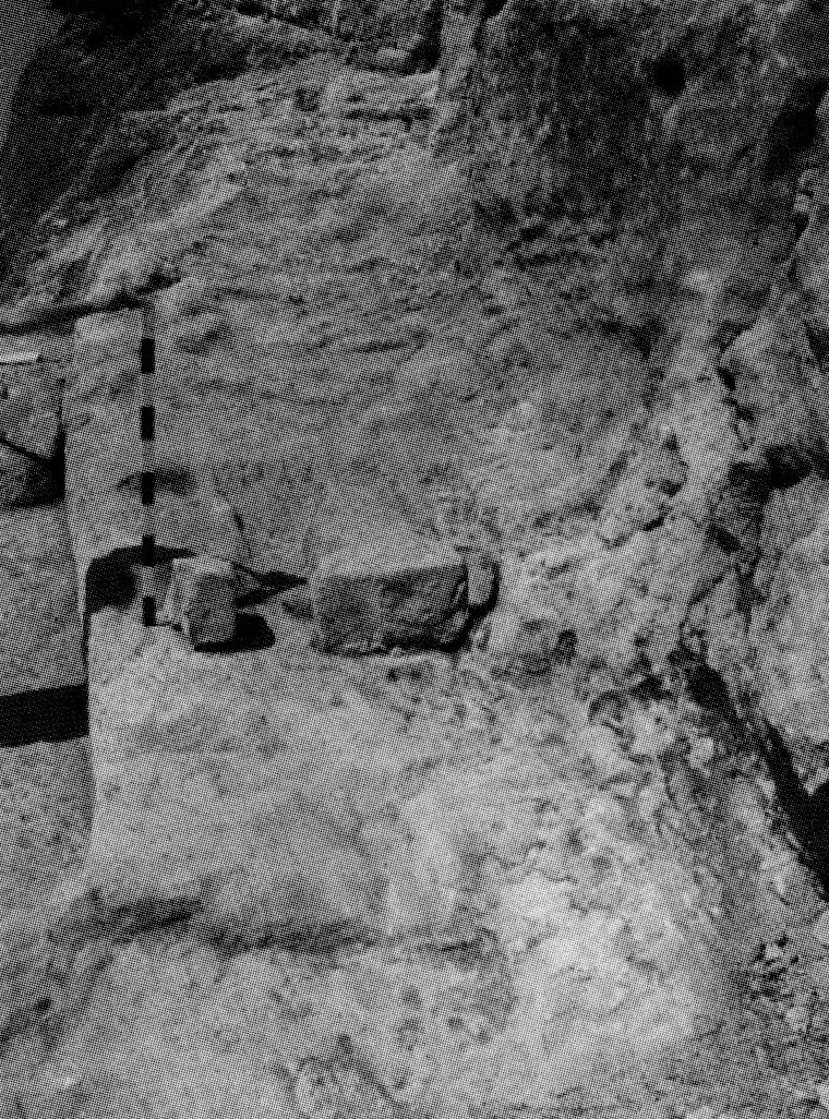 Мангуп. Укрепление A.XVII. Остатки воротного проема. Вид с востока Мангуп. Укрепление A.XVII. Остатки воротного проема. Вид с востока