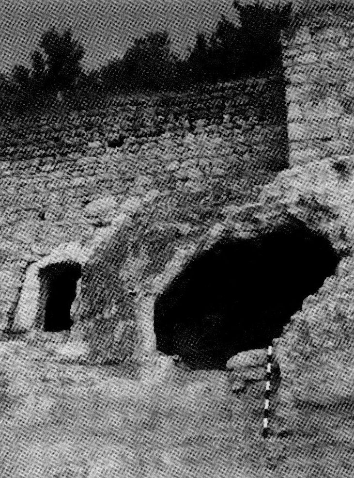 Мангуп. Укрепление A.XVII. Помещения для часовых. Вид с юго-востока Мангуп. Укрепление A.XVII. Помещения для часовых. Вид с юго-востока